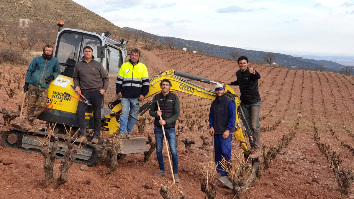 Equipo del trasplante junto a la excavadora