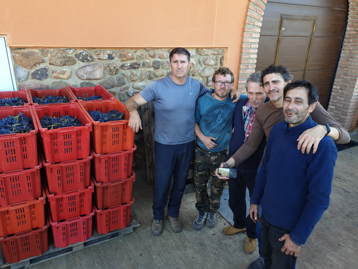 El equipo junto a las cajas de la vendimia